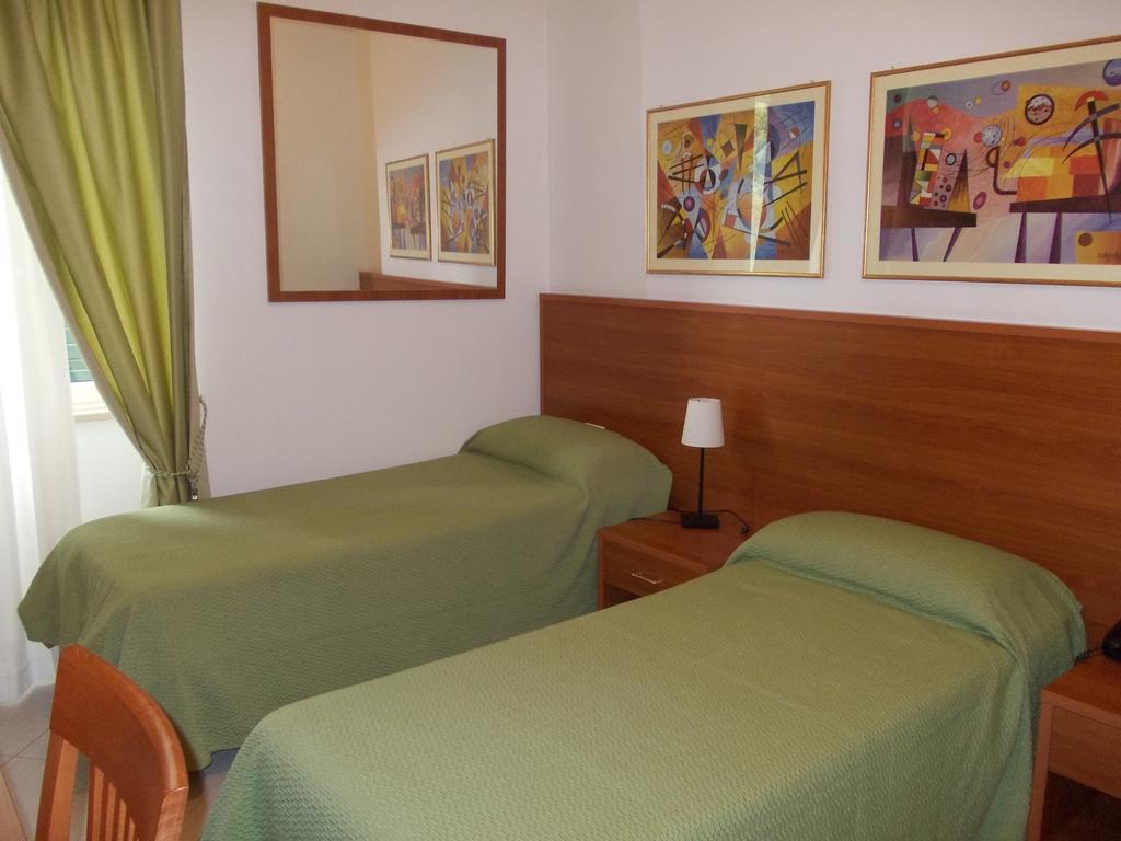 Hotel Solaria Rodi Garganico Szoba fotó