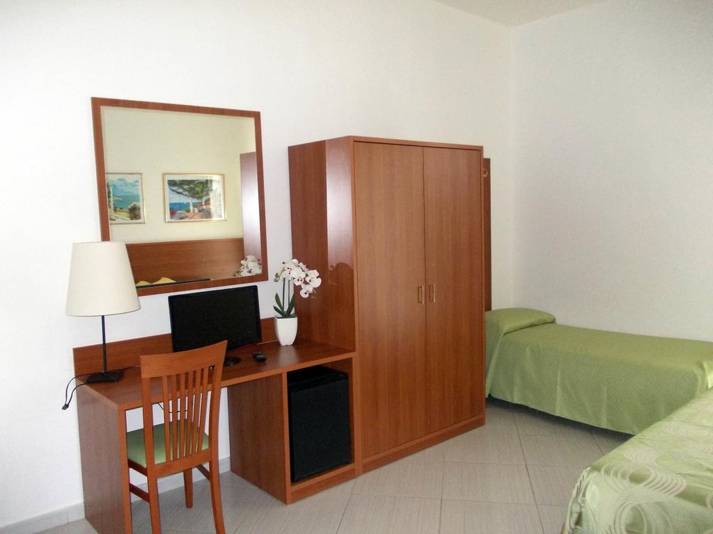 Hotel Solaria Rodi Garganico Szoba fotó